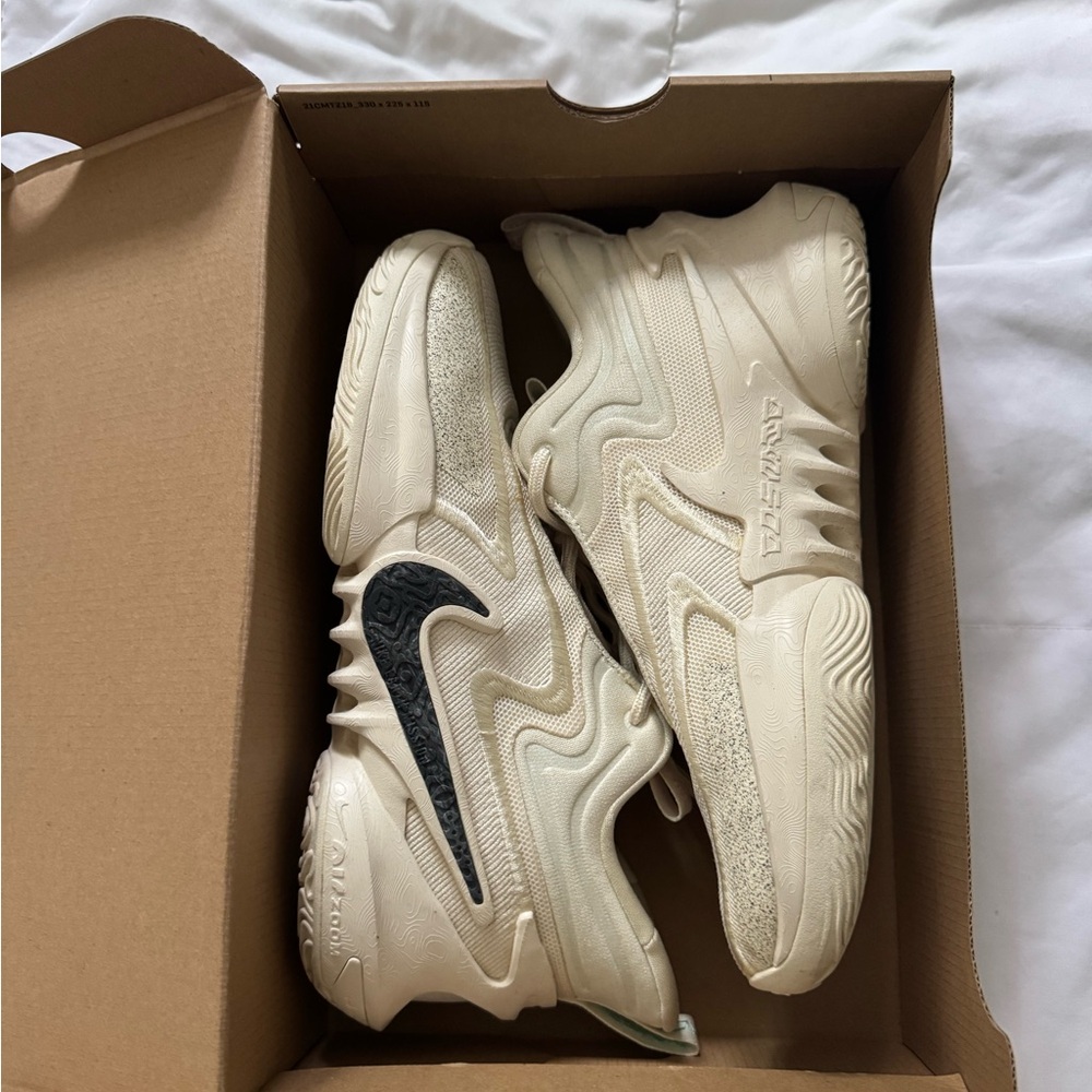 Nike “ Cosmic Unity 2” coconut milk/ black- atmosphere